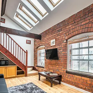 Victoria Quays Warehouse Apartment: Pet-friendly Centre Apartment Sheffield